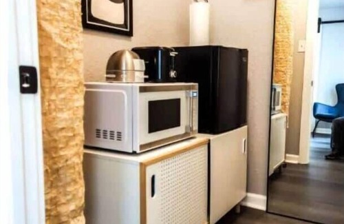 Southtown House | Charming Studio w/Deck & Garden