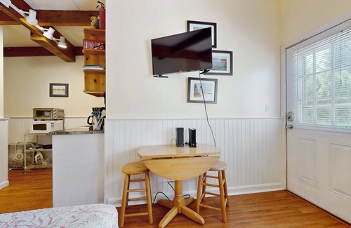 Ogunquit - Wells Apartment | Charming studio w/shared pool & terrace - near beaches & coastal attractions