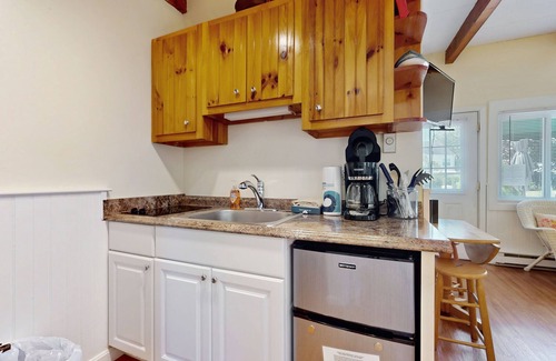 Ogunquit - Wells Apartment | Charming studio w/shared pool & terrace - near beaches & coastal attractions