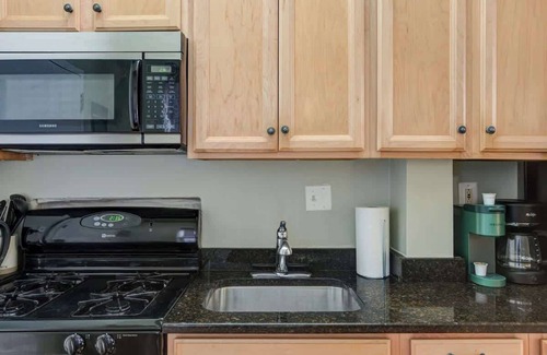 Center City East Apartment | Charming Studio w/King Bed in Washington Square