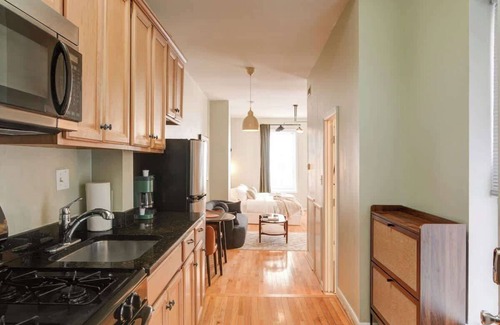 Center City East Apartment | Charming Studio w/King Bed in Washington Square