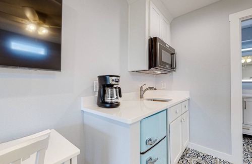 Rockport Apartment | Charming studio with kitchenette, outdoor shower & high-speed WiFi - near beach