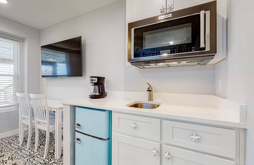 Rockport Apartment | Charming studio with kitchenette, outdoor shower & high-speed WiFi - near beach