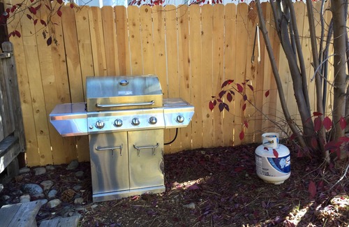 Al Tahoe House | Charming Tahoe Cabin-2 Blocks to Lake, 2 Miles to Ski, Hot Tub, Pets OK, Bikes!