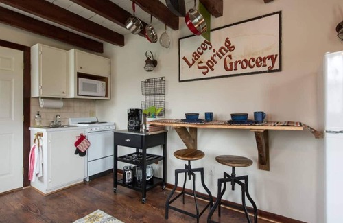 Harrisonburg House | Charming Tiny House w/yard, Close to JMU and Dwntwn Harrisonburg