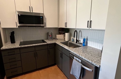 First Ward House | Charming Townhome with WiFi, full kitchen, W&D, in Uptown Charlotte