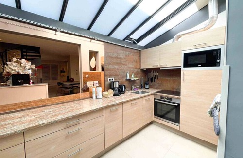 Amerique House | Charming townhouse with garden in the City of Love by easyBNB