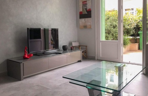 Amerique House | Charming townhouse with garden in the City of Love by easyBNB
