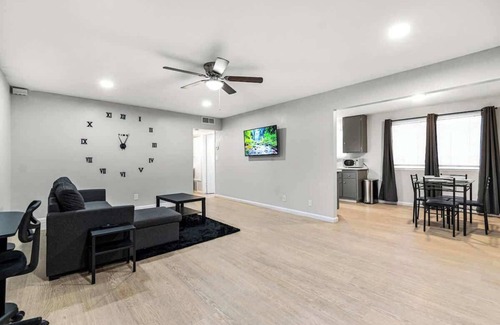 Las Vegas House | Charming Two Bedroom! Sleeps 6! Close To Strip!