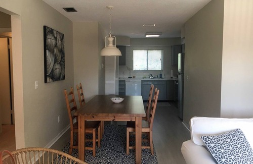Fernandina Beach Condo | Charming Updated Extended Stay Condo 2 Blocks to Beach w Common Pool/Pickle Ball