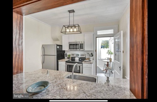 Lancaster House | Charming upscale 3-bedroom 2 bath townhome with WiFi, AC in marvelous Lancaster.