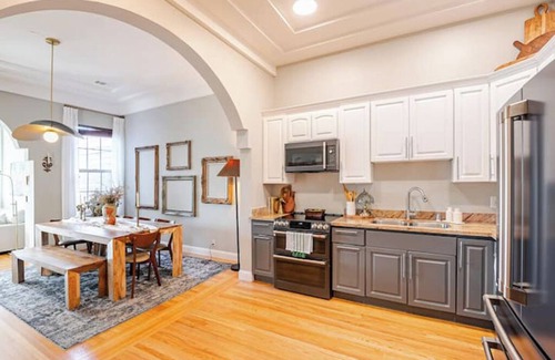Prescott House | Charming Victorian Retreat 4BD-2BT-1 off street parking.