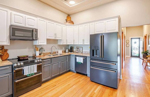 Prescott House | Charming Victorian Retreat 4BD-2BT-1 off street parking.