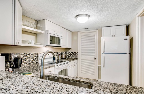 Fernandina Beach Condo | Charming Villa Just Steps to Beach & Shared Pool w/Central AC, Private WD, WiFi