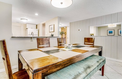 Fernandina Beach Condo | Charming Villa Just Steps to Beach & Shared Pool w/Central AC, Private WD, WiFi