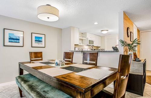Fernandina Beach Condo | Charming Villa Just Steps to Beach & Shared Pool w/Central AC, Private WD, WiFi