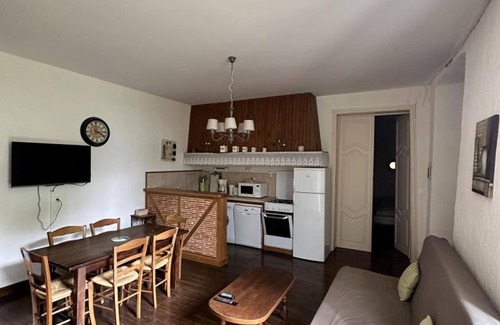 Saint-Cernin-de-lHerm Cottage | Charming Village House with Terrace, WiFi, BBQ, Near Villefranche du Périgord