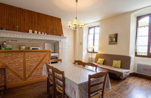 Saint-Cernin-de-lHerm Cottage | Charming Village House with Terrace, WiFi, BBQ, Near Villefranche du Périgord