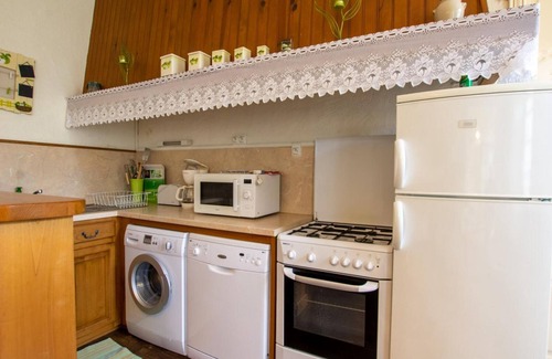Saint-Cernin-de-lHerm Cottage | Charming Village House with Terrace, WiFi, BBQ, Near Villefranche du Périgord