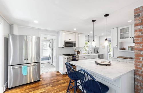 Vineyard Haven House | Charming Vineyard Classic Home, Walk to Town & Boat