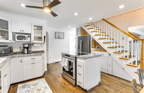 Waterford House | Charming Waterford Home w/Dock on Niantic River!