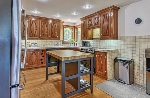 Mont-Tremblant Ski Chalet | Charming waterfront cottage- fully equipped!
