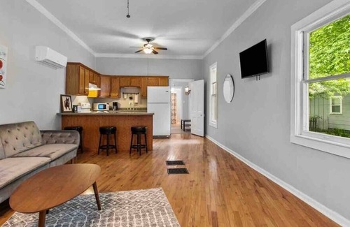 Kansas City House | Charming Westport Cutie Pet Friendly