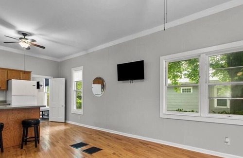 Kansas City House | Charming Westport Cutie Pet Friendly