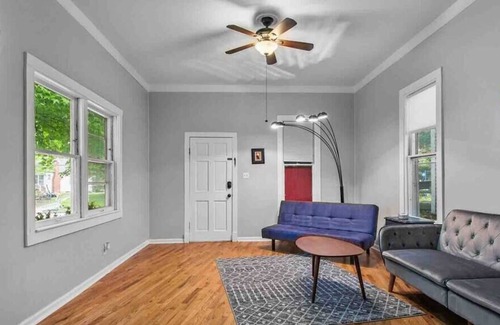 Kansas City House | Charming Westport Cutie Pet Friendly