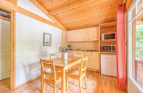 Ares Ski Chalet | Charming Wooden Chalet 900m from the Beach with Shared Pool and Air Conditioning