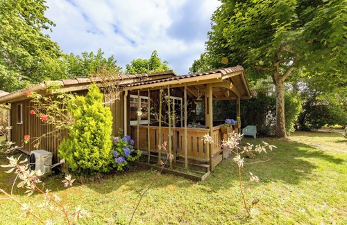 Ares Ski Chalet | Charming Wooden Chalet 900m from the Beach with Shared Pool and Air Conditioning