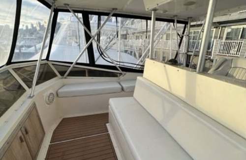 Stuart Boat Rental | Charming Yacht in lovely Stuart Queen Master Room with Full Bathroom & Smart TV
