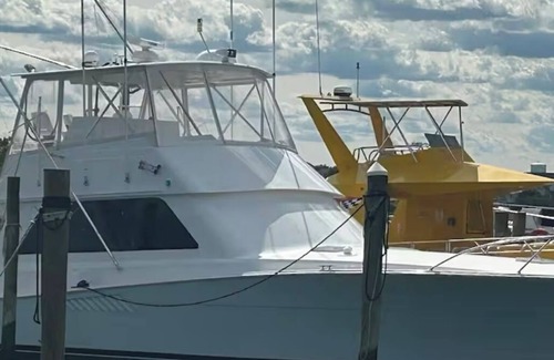 Stuart Boat Rental | Charming Yacht in lovely Stuart Queen Master Room with Full Bathroom & Smart TV