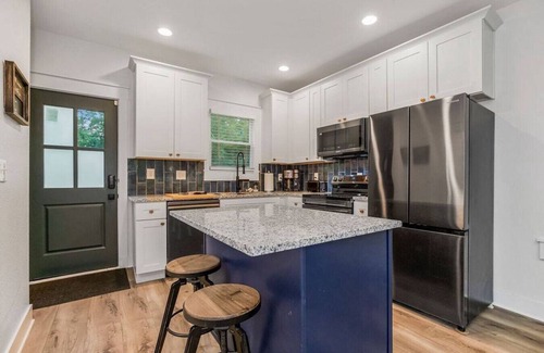 Kansas City House | Chase House on Forest · Renovated 2 BR Home | Long term welcomed | Midtown