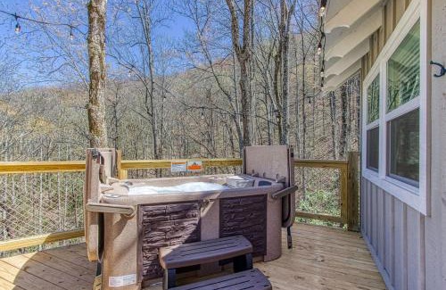 Gatlinburg - Pigeon Forge Ski Chalet | Chasing Fireflies Treehouse, Hot Tub, WIFI, As seen on Barnwood Builders!