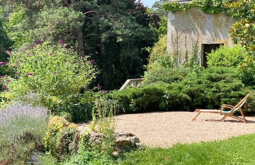 Nazelles-Negron Bed & Breakfast | Chateau de la Huberdiere