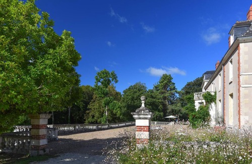 Nazelles-Negron Bed & Breakfast | Chateau de la Huberdiere