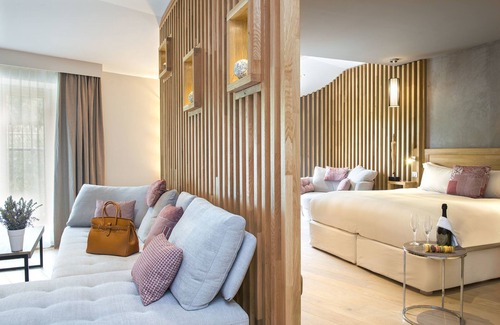 Uchaux Hotel | Chateau De Massillan