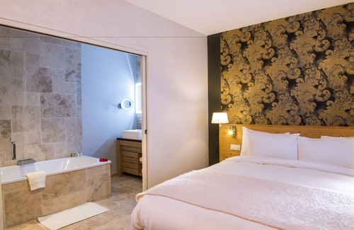 Uchaux Hotel | Chateau De Massillan