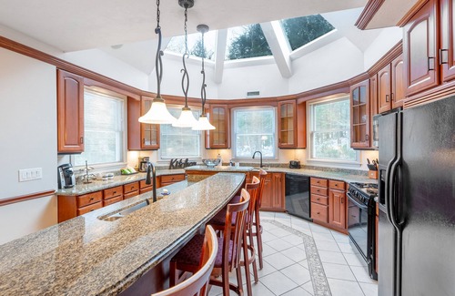 Bartlett House | Chateau Grand Master Suite – Private Summer Pool, Cozy Fireplace, Patio with Gas Grill & Stunning Vi