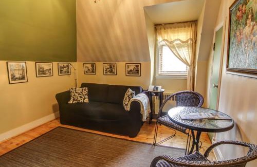 Chicoutimi House | Chateau Murdock Gite et Esthétique 1950