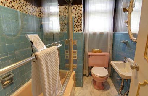 Chicoutimi House | Chateau Murdock Gite et Esthétique 1950