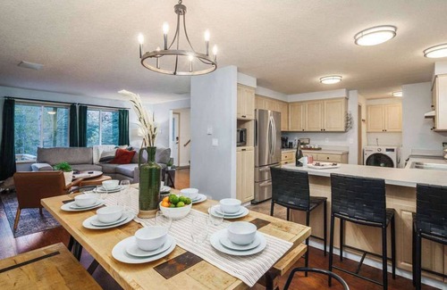 Welches House | Chateau Relaxeau: Game Room Hot Tub Pet Friendly