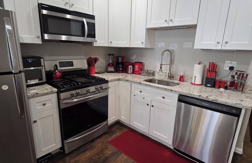 Downtown Baltimore House | ChateauBmore - Charming 2-bedroom townhome in Baltimore with WiFi and AC