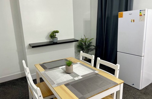 Chatham House | Chatham cosy 3 bedroom with free WiFi & parking