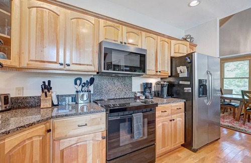 Foscoe House | Chatham Trade- Luxury House, Mountain Gated Community, Private Hot Tub, Air Hockey Table, Indoor.