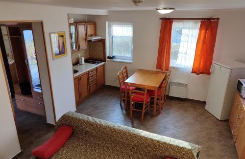 Tyn nad Vltavou House | Chaty Koloděje-ubytování u řeky v soukromém areálu-GREEN