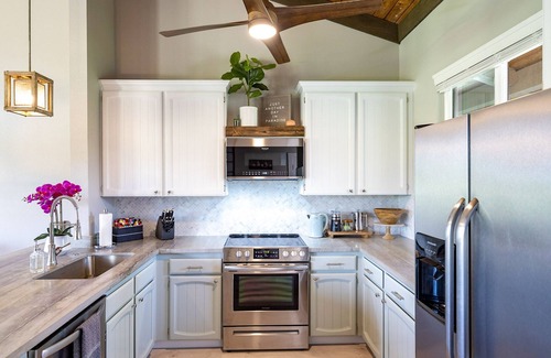 Kailua-Kona Condo | CheCa Hale: Gorgeous Top Floor Corner Unit, With AC