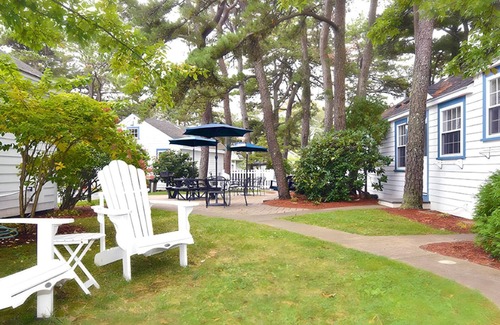 Ocean Park Cottage | Cheerful 1 bedroom cottage only 50ft from beach