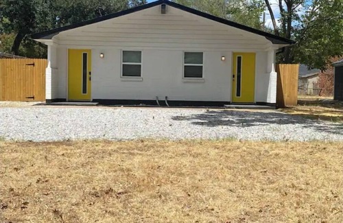 Central Arlington House | Cheerful 1 bedroom home! Family and work friendly!